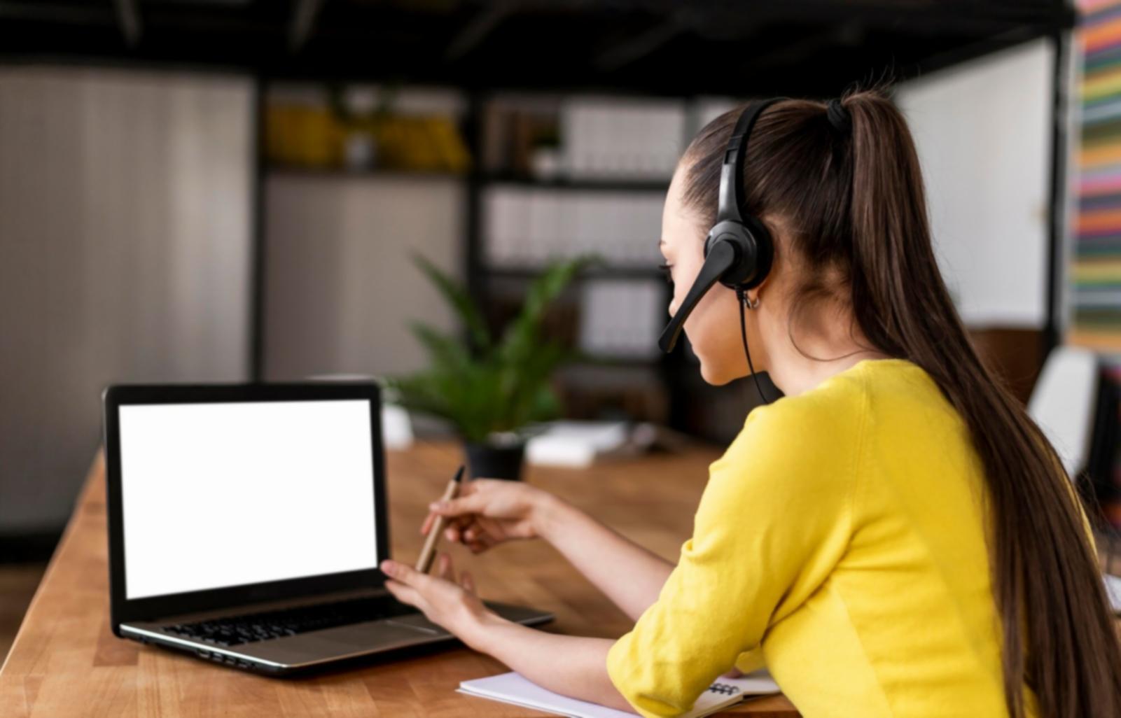 Espacio de trabajo moderno con pantallas financieras y análisis de datos